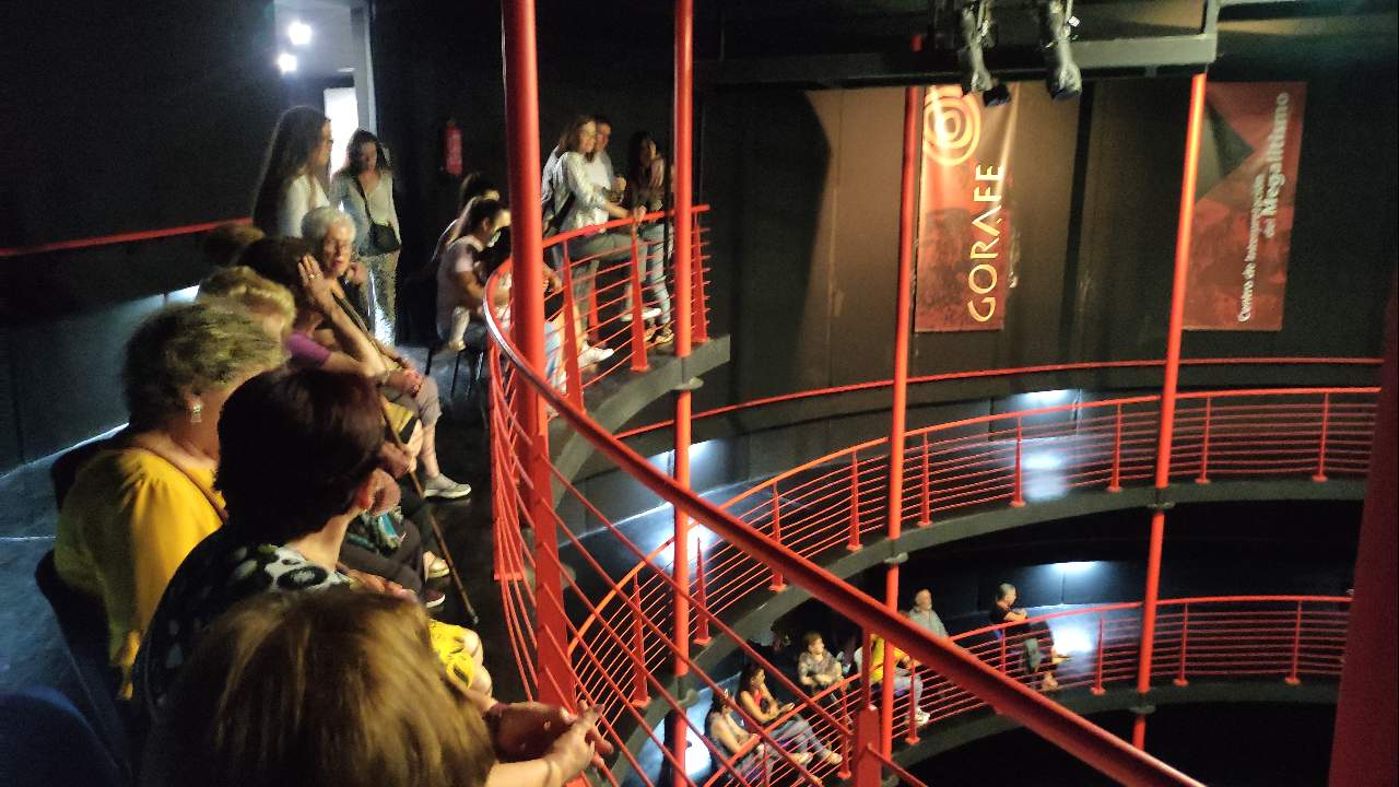 Turistas descubriendo el centro de visitantes