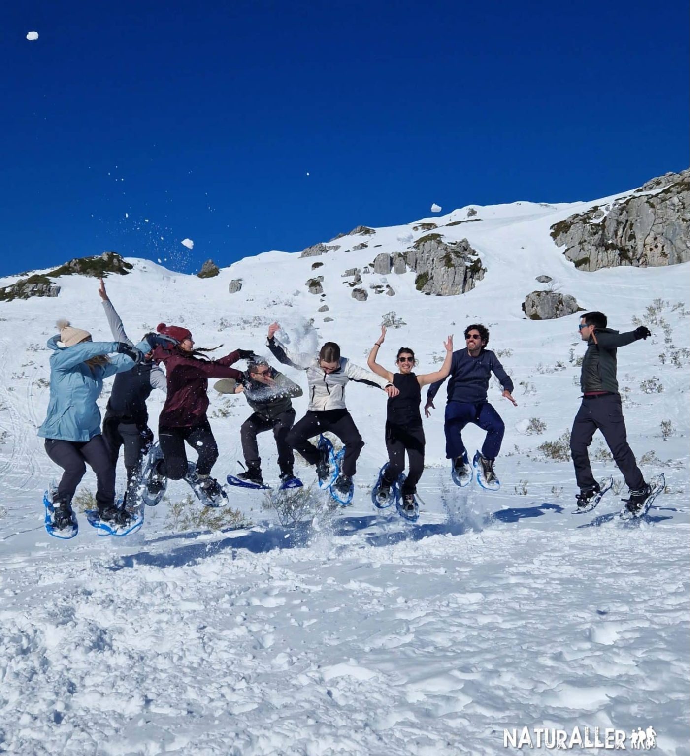  gente feliz en la nieve