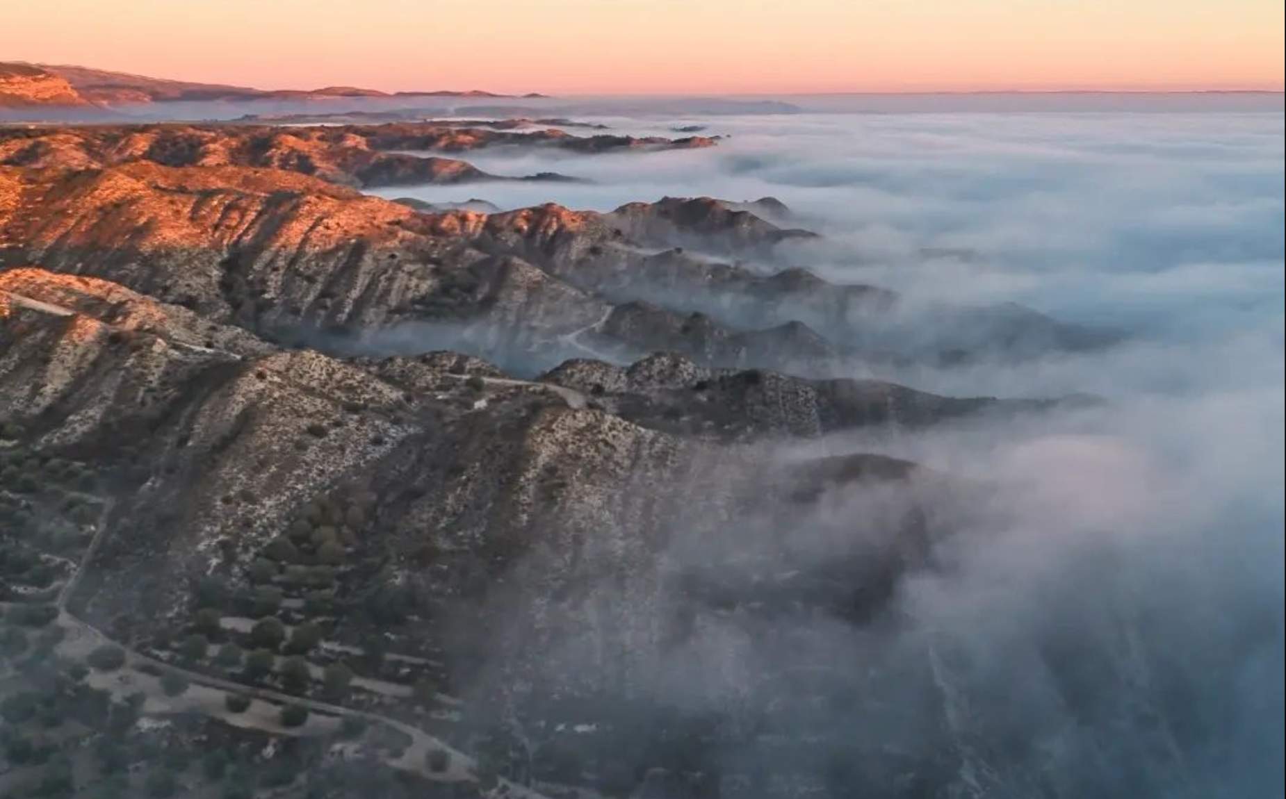Paisaje de monta&ntilde;a con niebla