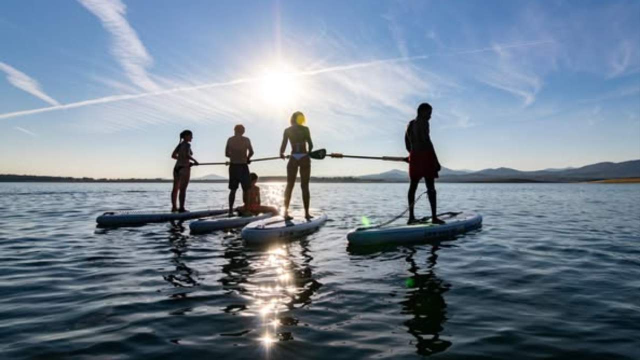 Paddle surfing in the Gabriel y Gal&aacute;n reservoir