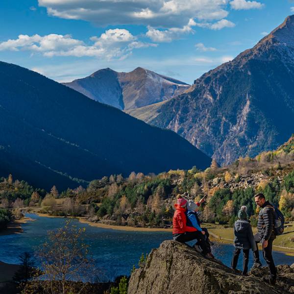 Familia encima de una roca mirando el paisaje