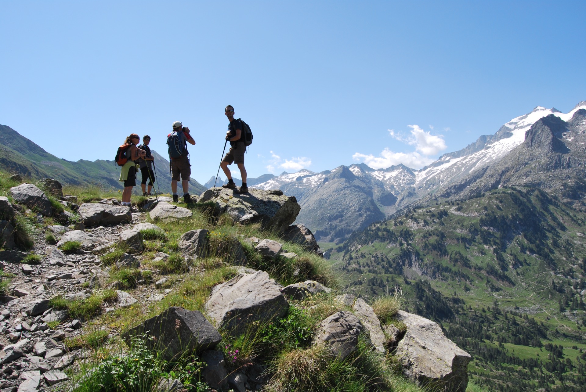 cuatro personas en la cima de una montana rocosa mirando al paisaje