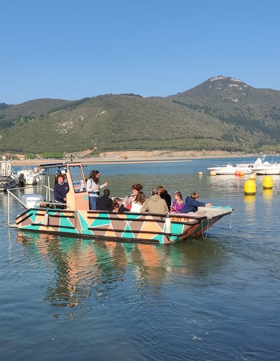 Varias personas en una barca en mitad del rio