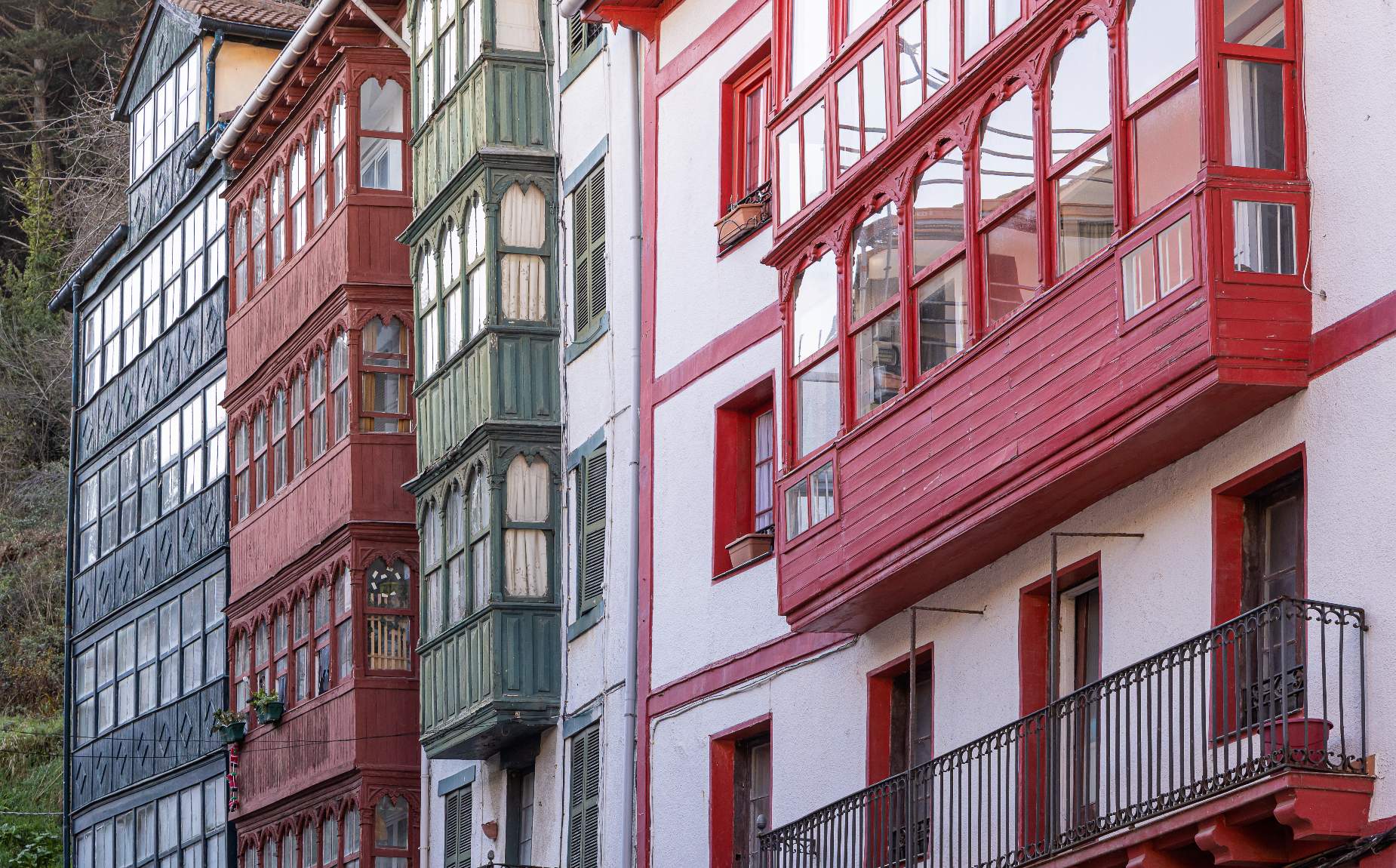 fachadas de diferentes edificios con balcones de colores