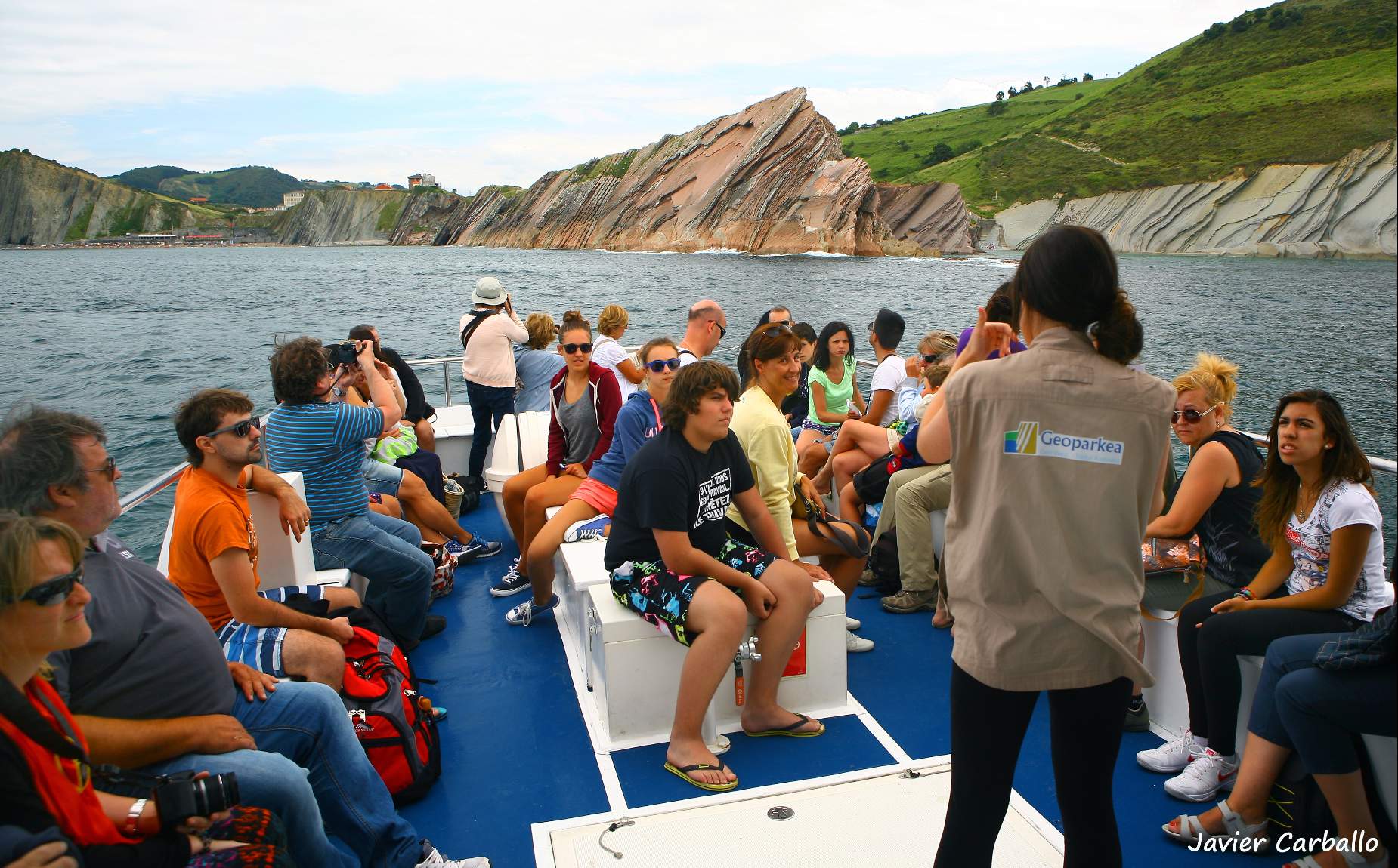 visita guiada a varios turistas por el mar viendo diferentes puntos de la costa