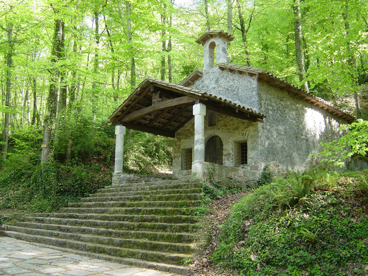  Una ermita antigua entre arboles en medio de un bosque