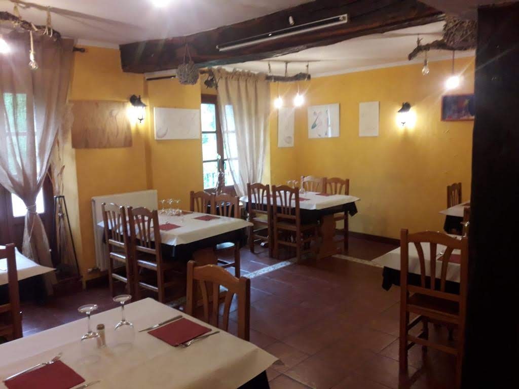  Salon de comidas de un restaurante con varias mesas y sillas