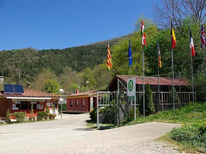 varias casas con banderas de diferentes paises y comuniadades de españa